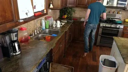 Dude Is Rewarded With The Pussy Of His Asian Stepmom For Doing Household Chores