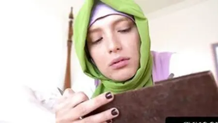 Muslim Hottie Need Some Distraction And Getting Her Snatch Screwed