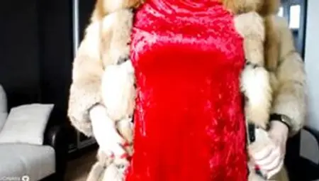 VENUS INTO FURS, Or Goddess Cougar Inside A Furcoat And With A Cigarett!