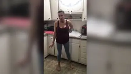 RachelHH22 Peeing Into Leggings While Doing Dishes And Smoking