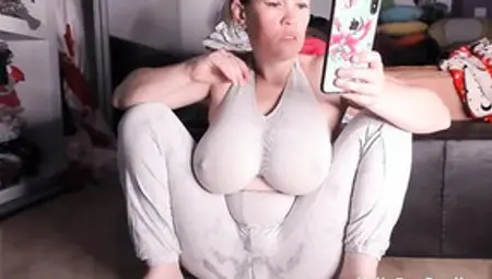 Full-bosomed Webcam Mom Spreads And Masturbates For Her Fans