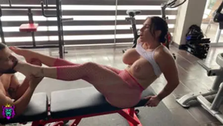 Coroa Sarada - Big Titted Latina Mom Has Feet Worshipped In Gym - Foot Fetish