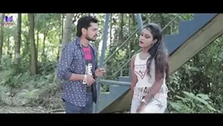 Sexy Bhabhi Showing Her Sexy Navel