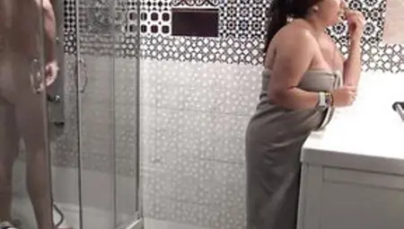 Fat Colombian Mamma Licks Her Lover&#039;s Dick In The Shower