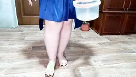 Full Bucket Of Piss From Russian Natural Stepmom