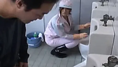 Publicsex Asian Cleaning Lady Sucks Cock