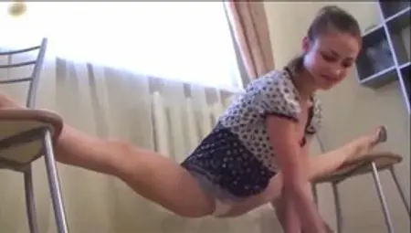 Gymnast Girl Does The Splits Exposing Her Panties