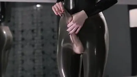 Maria Pie In Latex Ding-Dong Cums