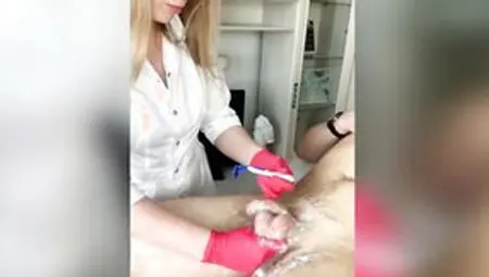 SugarNadya Shaves Her Pubes For A Client With A Huge Penis