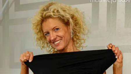 SKINNY MATURE DANCER