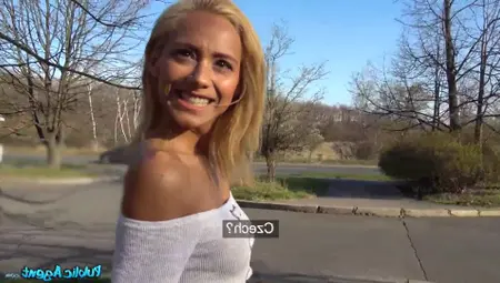 Cameraman Picks Up A Hottie And Fucks Her Against The Tree