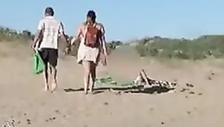 Exhibitionist Pair Looks For Bulls At The Beach