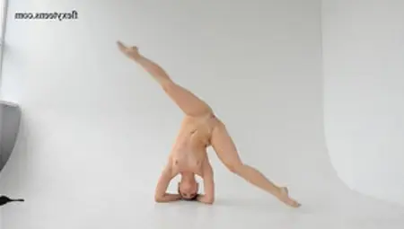 Super Flexible Hot Gymnast Dasha Lopuhova