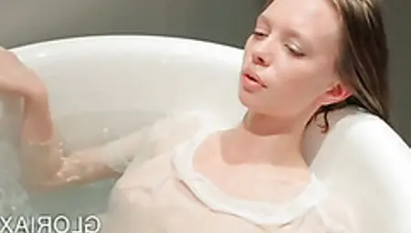 Skinny Gloria Rubbing Tits And Quim In Bathtub