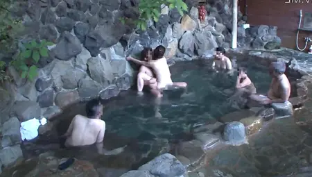 Beautiful Wife That Remains Is Left In Mixed Bathing Movie