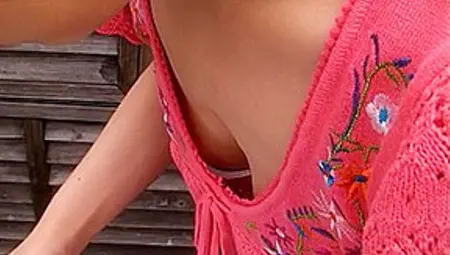Random Downblouse Scheme Video On A Street In Asia