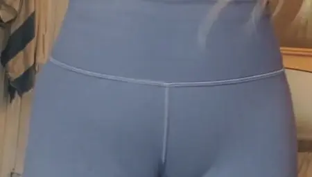 Young Sweaty Camel Toe Pants Pees Her Leggings After Workout