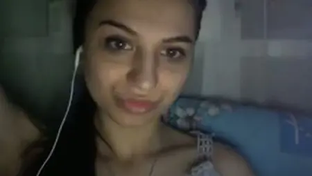 Stunning Amateur Arab Babe Flashes Her Shaven Pussy