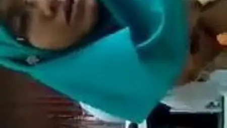 Malay- Tetek Besar Layan Vibrator