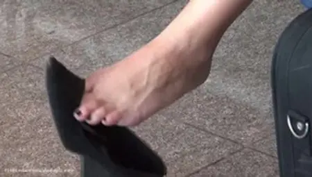 Voyeur Is Secretly Filming Sexy Feet Of That Blonde On Airport