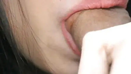 HOT TEEN GIVES PASSIONATE CLOSE-UP BLOWJOB WITH CUM IN MOUTH