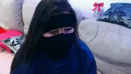 Chubby MILF In Hijab Masturbates On Webcam