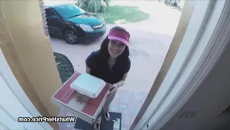 Pizza Delivery Chick Makes Some Extra For Cash