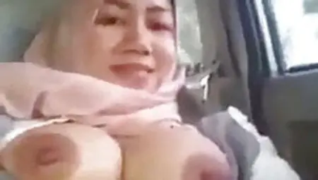 Jilbab (Hijab Tudung) MILF In The Car