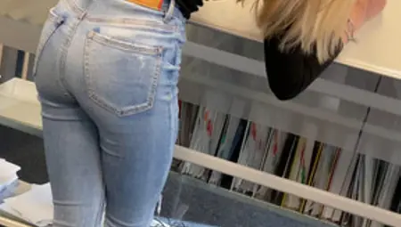 College Candid Ass Bleu Jeans Bending