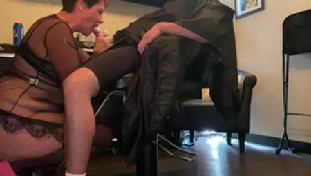 Hairstylist Gives Blowjob To A Client