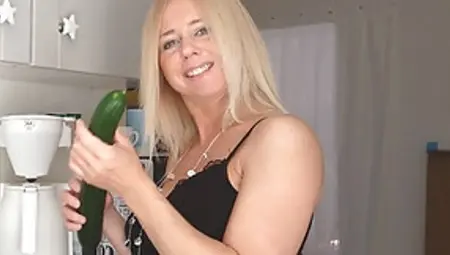 EXTREME HUGE CUCUMBER For A Fit And Sexy German MILF! Gape!