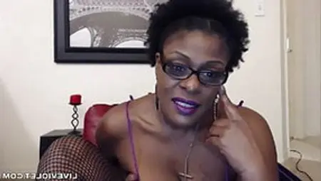 Black MILF Rubs One Out