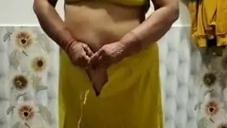 Indian Mature Aunty Changing Clothes