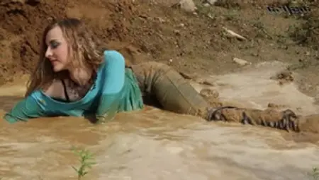 Jodie Bathes In Clay Mud!