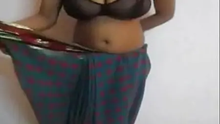 Indian Housewife Expose Her Big Boobs In Saree