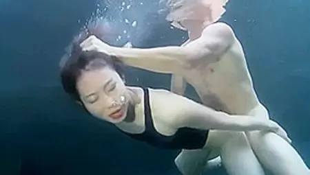 Swimsuit Girl Sex With A Guy Underwater
