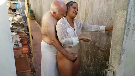 Grandpa Bathing The Young Girl He Met On The Beach !!! Paty Butt - Old Grandpa - El Toro De Oro