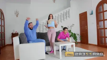 Brazzers - Jennifer Mendez Has A Gap In Her Pajamas & It Doesn't Go Unnoticed By Jordi