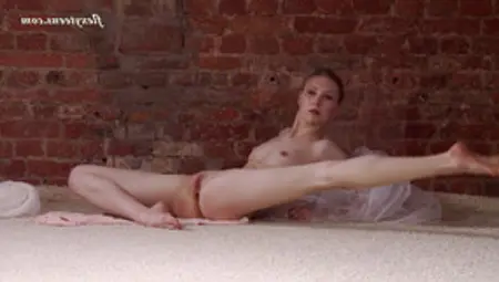 Inviting Russian Ballerina And The Beauty Of Her Shaved Pussy
