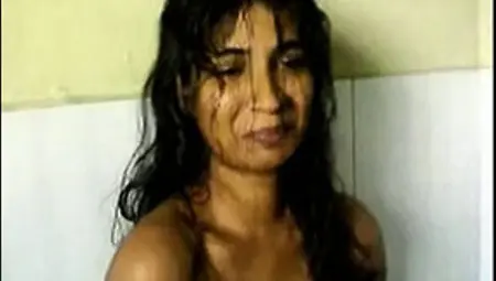 Srilanka Girl With Her Boyfriend In Bath