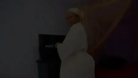 Big Ass, Ebony Woman With Blonde Hair, Butterfli Is About To Get Completely Naked For Us