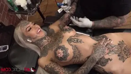 Alt Girl's Pussy Is Masturbated During Tattoo Session