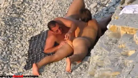 Voyeur Beach Couple Enjoying The Sun - Amateur Porn