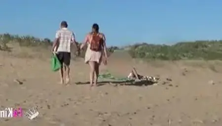 Exhibitionist Pair Looks For Bulls At The Beach